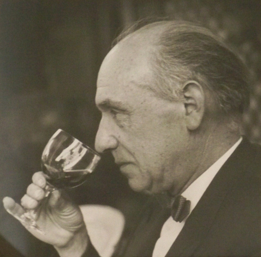 在教皇新堡(Chateauneuf-du-Pape)酒莊莊主Pierre Le Roy de Boiseaumarié﹣即勒羅伊男爵﹣的倡導(dǎo)下建立的‘原產(chǎn)地監(jiān)控命名(AOC)’